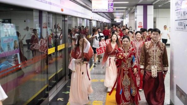 诚信双赢 地铁变婚车 长沙8对新人地铁内结婚 520爱的列车见证幸福