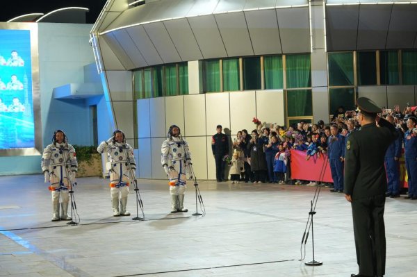 泸深通 60秒回顾神舟二十一号发射精彩瞬间